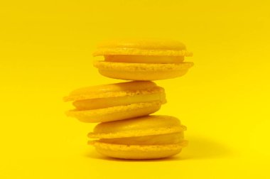 Sarı arka planda sarı badem kurabiyeleri