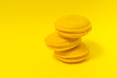 Sarı arka planda sarı badem kurabiyeleri