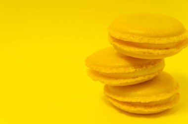 Sarı arka planda sarı badem kurabiyeleri