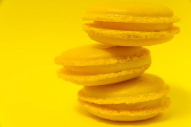 Sarı arka planda sarı badem kurabiyeleri