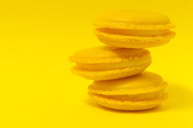 Sarı arka planda sarı badem kurabiyeleri