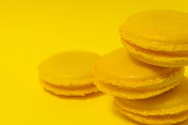 Sarı arka planda sarı badem kurabiyeleri