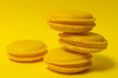 Sarı arka planda sarı badem kurabiyeleri