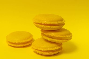 Sarı arka planda sarı badem kurabiyeleri