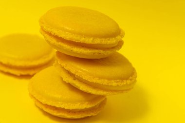 Sarı arka planda sarı badem kurabiyeleri