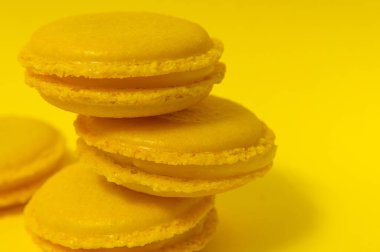 Sarı arka planda sarı badem kurabiyeleri