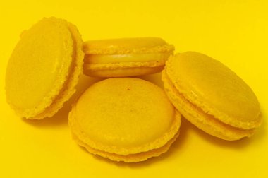 Sarı arka planda sarı badem kurabiyeleri