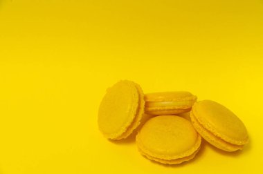 Sarı arka planda sarı badem kurabiyeleri