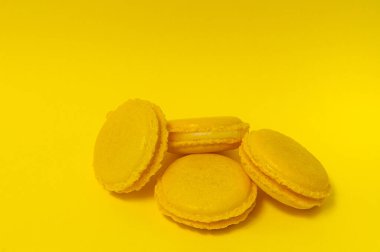 Sarı arka planda sarı badem kurabiyeleri