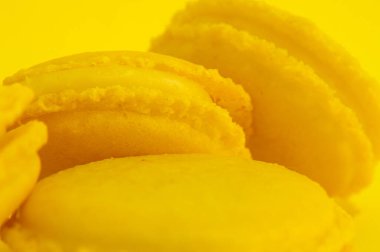 Sarı arka planda sarı badem kurabiyeleri