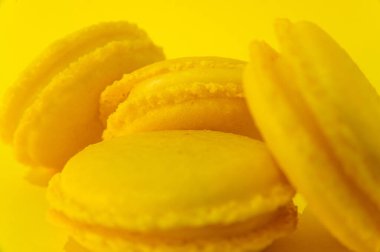 Sarı arka planda sarı badem kurabiyeleri