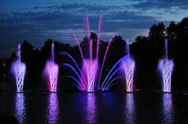 Harika dans eden çeşme gece ışıklı kırmızı ve mavi renk