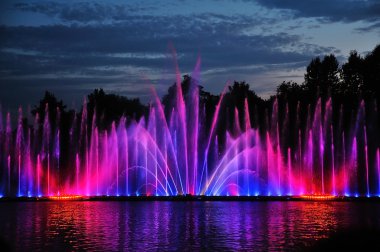 Harika dans eden çeşme gece ışıklı kırmızı ve mavi renk