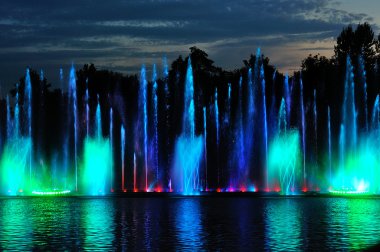 kırmızı, mavi ve gree gece inanılmaz dans eden çeşme aydınlatılmış