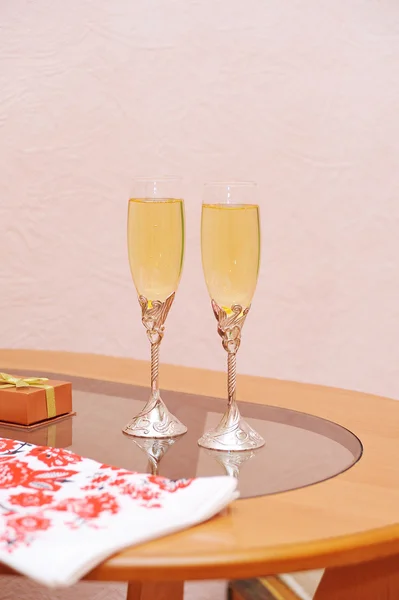 Два келихи з шампанським стоять на столі — стокове фото