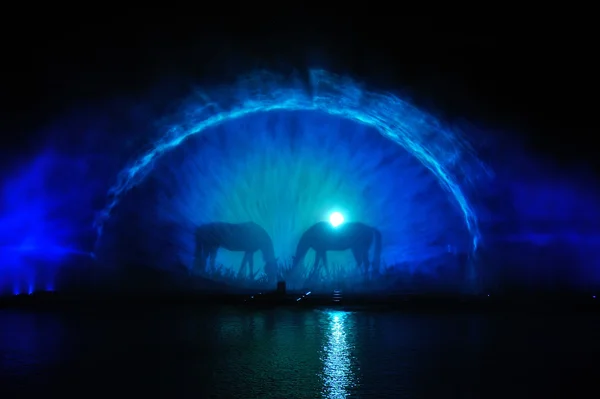 Verbazingwekkende dansende fontein met blauwe animatie in nacht — Stockfoto