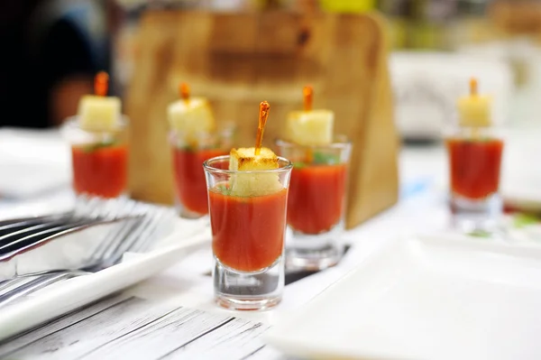 Salsa caucásica adjika con croutons en un vaso —  Fotos de Stock