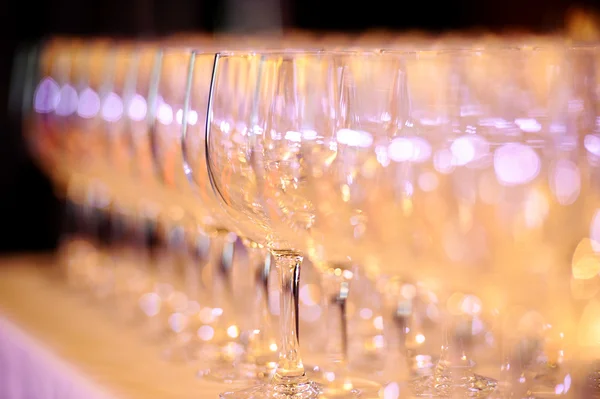 Много пустых стаканов для вечеринки — стоковое фото