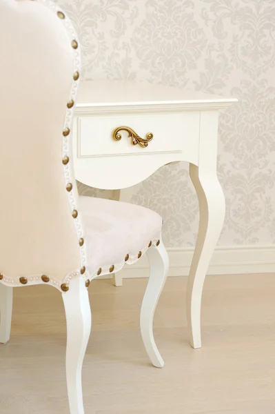 Άσπρο κομψό ξύλινο τραπέζι και καρέκλα στο διαμέρισμα — Φωτογραφία Αρχείου