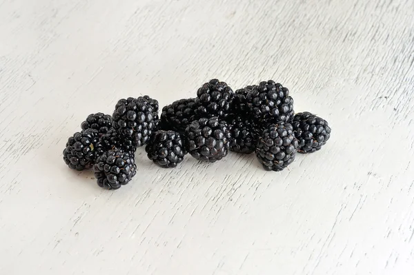 Blackberry sur fond en bois blanc — Photo