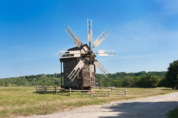 Slijpen molen. traditionele architectuur in Oekraïne — Stockfoto