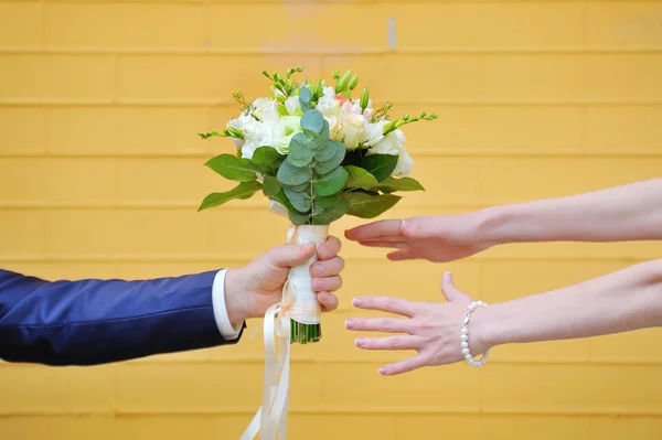 Ženich dává jeho nevěsta kytici — Stock fotografie