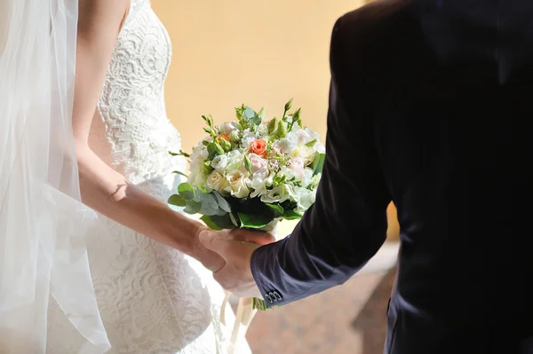 Nas mãos do buquê de casamento da noiva e do noivo — Fotografia de Stock