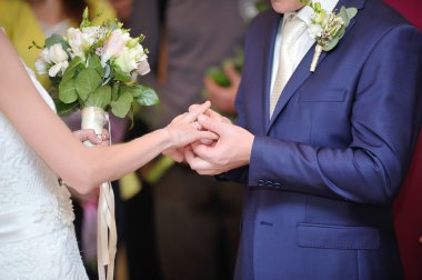 Damat gelinin parmak koyarak yüzüğü