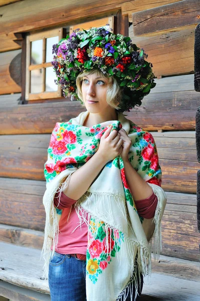 Menina com uma coroa de flores na cabeça — Fotografia de Stock