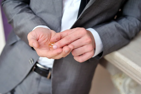 Groom holding a gold rings — Stock Photo, Image