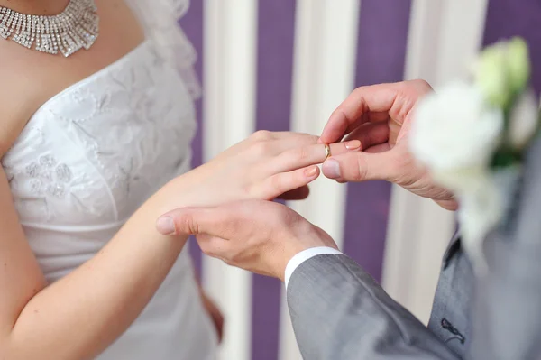 Novio poniendo anillo en el dedo de la novia — Foto de Stock