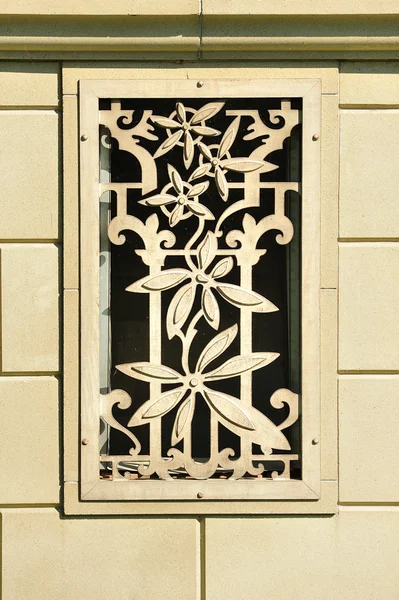 Barra decorativa de hierro en la ventana — Foto de Stock