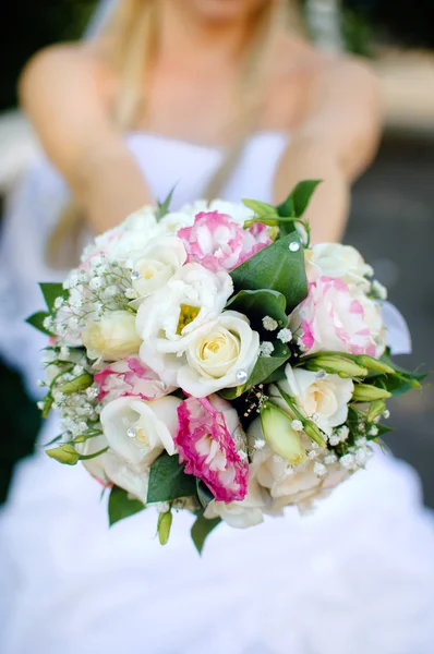 Bouquet di tangan pengantin wanita — Stok Foto