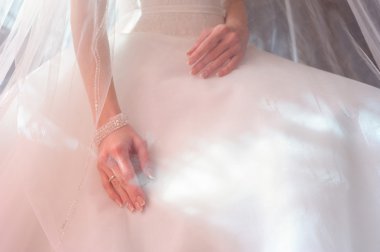 Gelin eller peçe altında