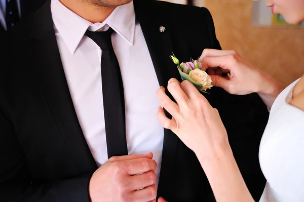 Fehér Rózsa boutonniere, a vőlegény ruha — Stock Fotó