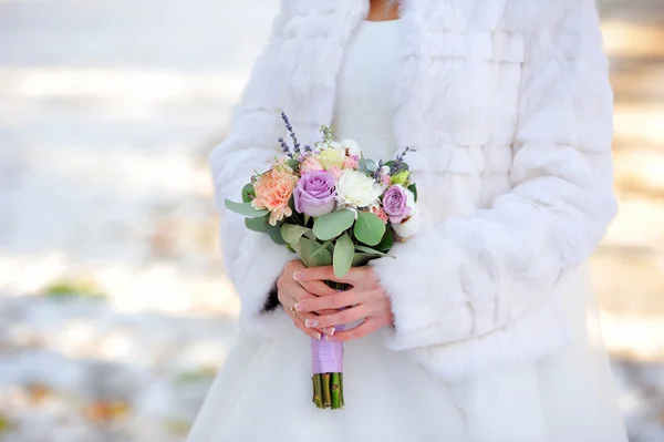 新娘手里拿着花束 — 图库照片