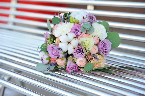 Ramo de novia con rosas y algodón —  Fotos de Stock