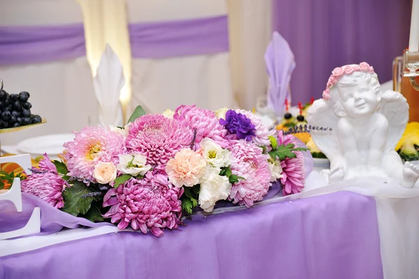 Flowers on the table — Stock Photo, Image