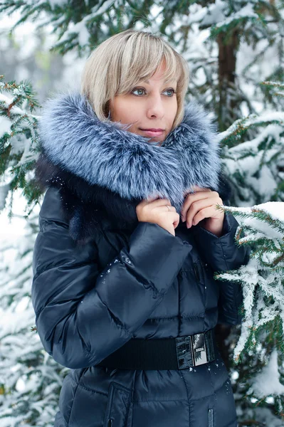 Portret van een meisje op de straat in de winter met sneeuw — Stockfoto