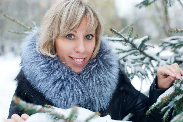 Portret van een meisje op de straat in de winter met sneeuw — Stockfoto