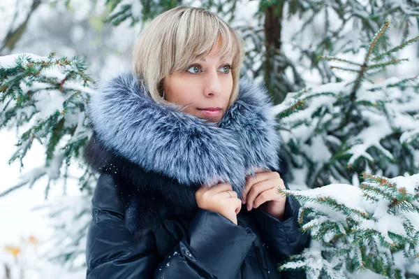 Portret van een meisje op de straat in de winter met sneeuw — Stockfoto
