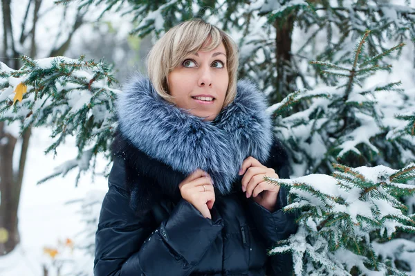 一个女孩在有雪的冬天的街道上的肖像 — 图库照片