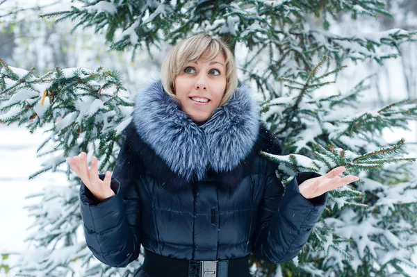 Portret van een meisje op de straat in de winter met sneeuw — Stockfoto