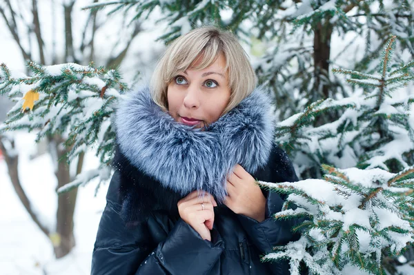 Portret van een meisje op de straat in de winter met sneeuw — Stockfoto