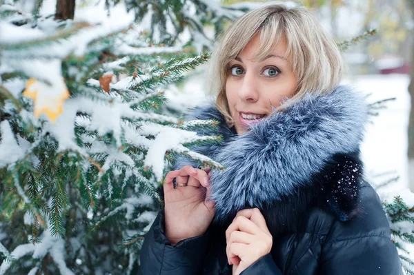 Portret dziewczyny na ulicy w zimie śnieg — Zdjęcie stockowe