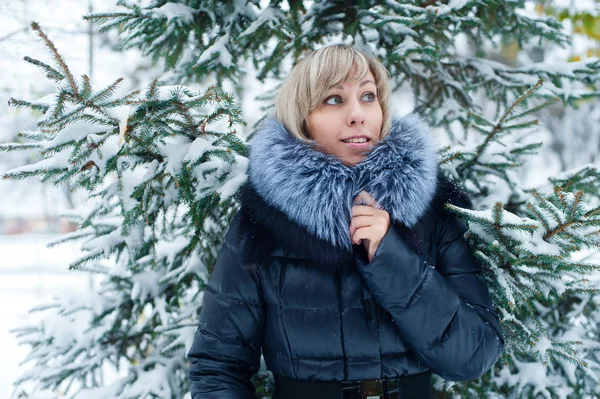 Portret van een meisje op de straat in de winter met sneeuw — Stockfoto