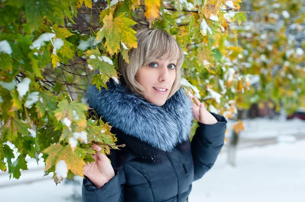 Portrait of a girl on the street in winter with snow — Stock Photo, Image