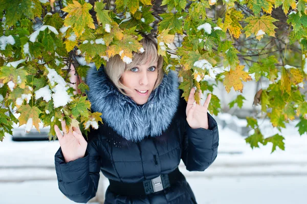 Portret dziewczyny na ulicy w zimie śnieg — Zdjęcie stockowe