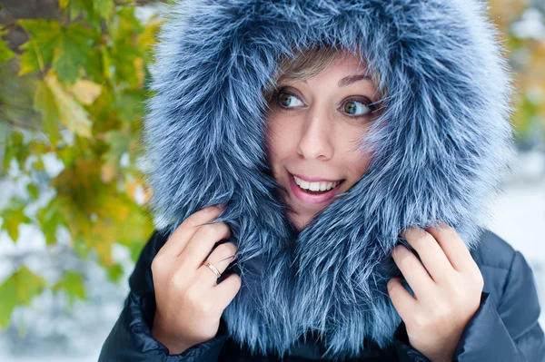 Portret van een meisje op de straat in de winter met sneeuw — Stockfoto