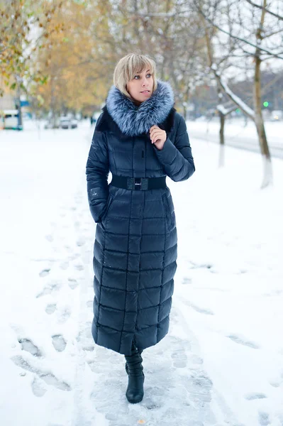 Karlı bir sokakta kız yürüyor — Stok fotoğraf